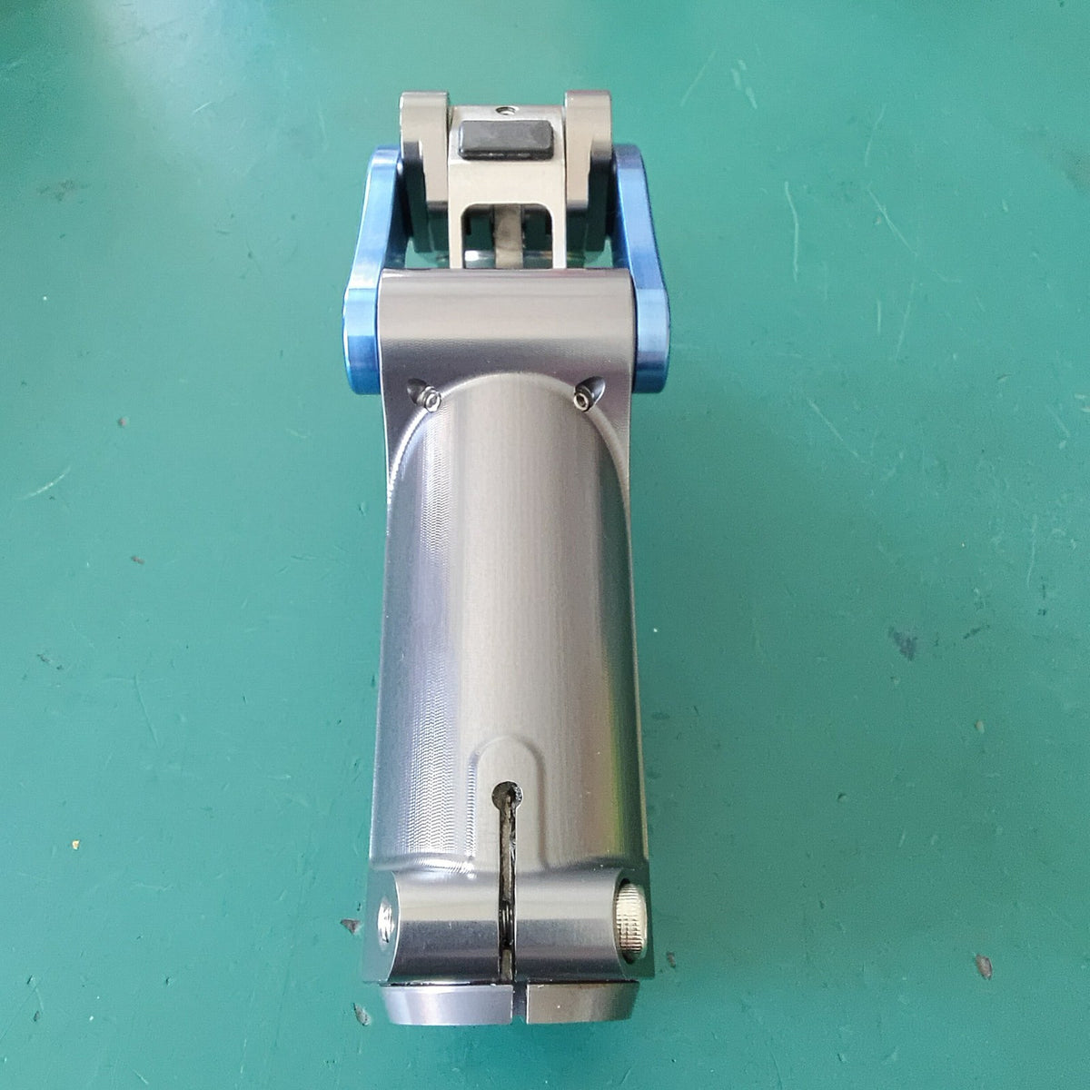 Pneumatic 4-Bar Hydraulic Knee Prosthetic AlMg Alloy 100 kg Adjustable
