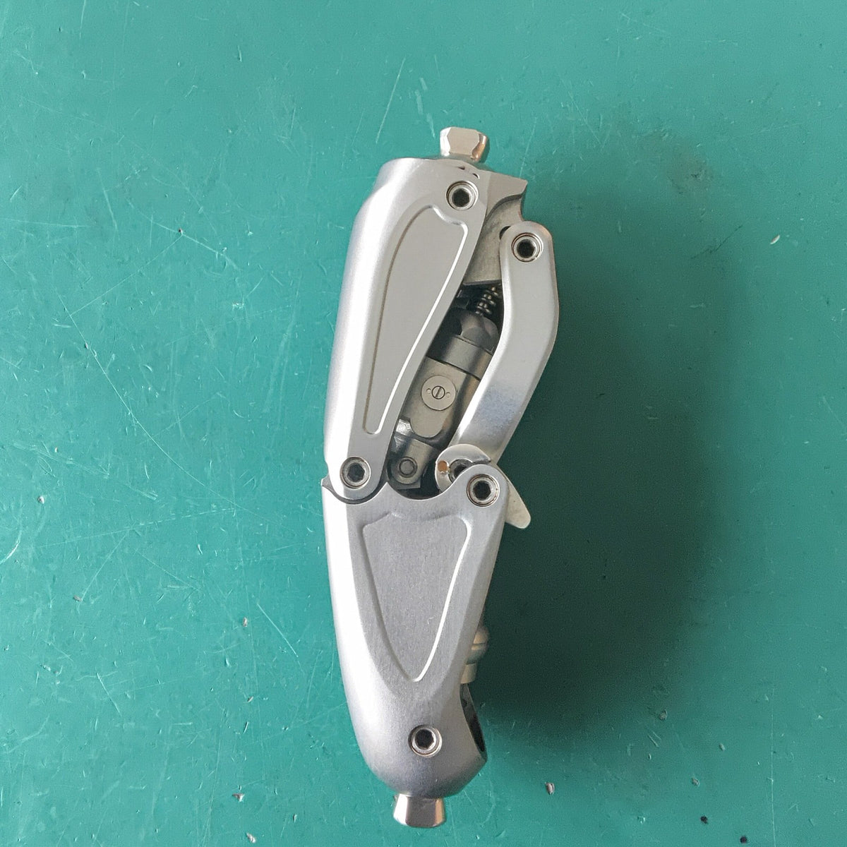Six-Axis Dual Hydraulic Knee Prosthesis Lightweight Prosthetic Leg Joint 125 kg